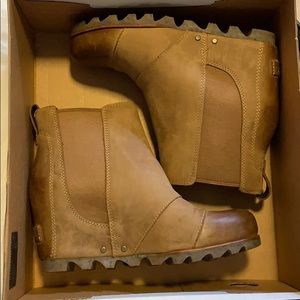 Sorel Lea Wedge in Elk Curry